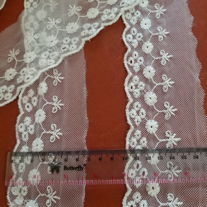 

renda tille, warna cream, harga per pcs (13,5m)