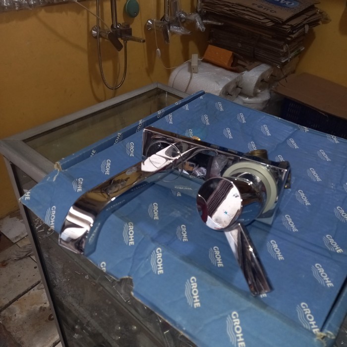 KRAN WASTAFEL TANAM DINDING GROHE