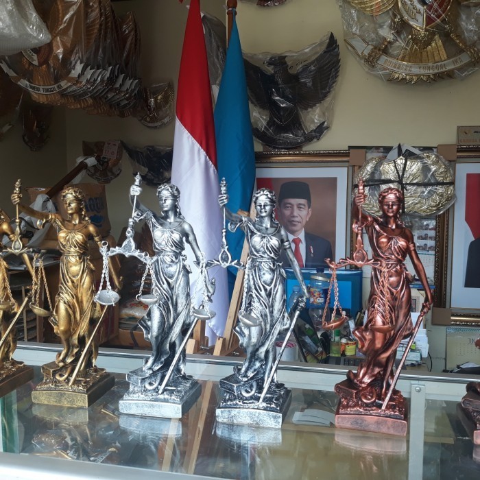 PATUNG DEWI KEADILAN 30CM
