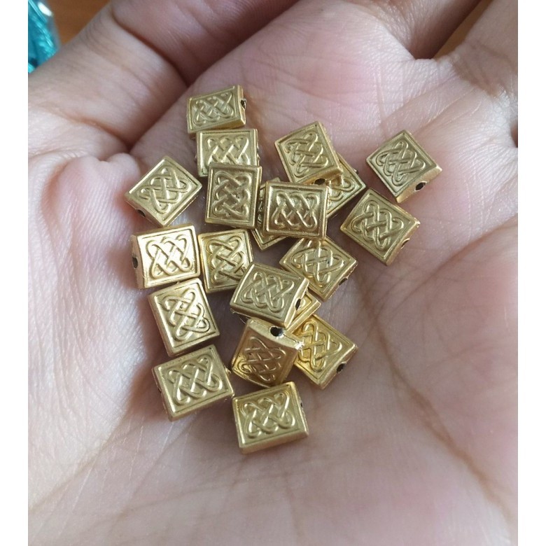 

hanya disini] Aksesoris bentuk tempe gold, red, green, blue, 7x6x2mm/variation beads