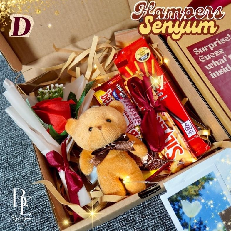 

HAMPERS SNACK BOX COKELAT KADO ULANG TAHUN WISUDA HADIAH PACAR GIFT BOX BUKET MURAH JAJAN SKRIPSI SEMPRO VALENTINE HARI GURU HARI IBU ANNIVERSARY CEWEK COWOK SET KADO MURAH UNIK BERMANFAAT SPESIAL SENYUM GRATIS ONGKIR