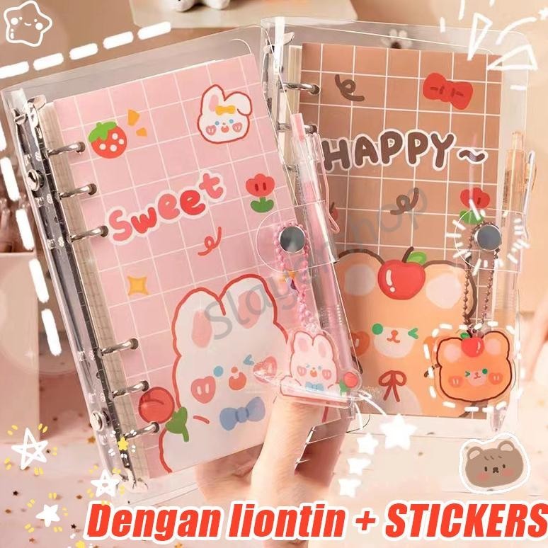 

BINDER NOTE A6 100 LEMBAR LUCU KARAKTER CHARACTER DAILY PLANNER AESTHETIC ESTETIK DENGAN LIONTIN + STICKERS TERLARIS