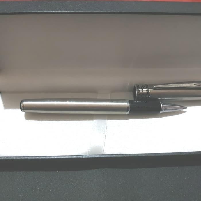 

Pulpen Eksklusif Roller Ball Stainless Steel Chrome Trim Free Grafir Import