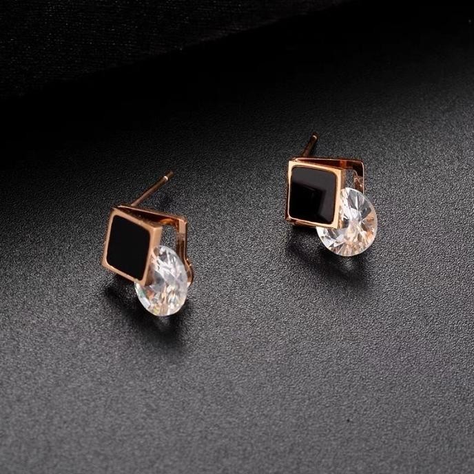 Anting titanium/anting stud titanium/anting zircon roll hitam kotak