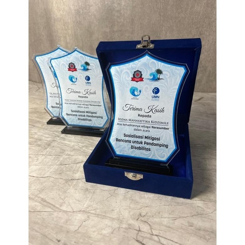 

CR - PLAKAT Akrilik Tebal 8 MM Box beludru UKURAN 20 x 10, Kado Wisuda KKN TERLARIS