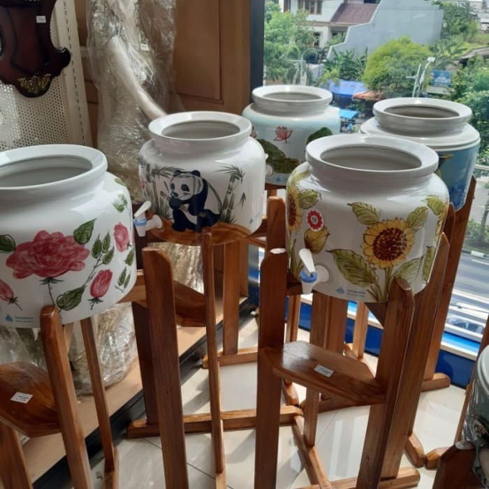 Gra Guci Keramik Air & T50 Tempat Kaki Jati 1 Set Guci Air Minum Air Galon