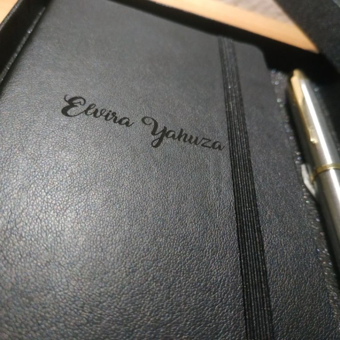 

Arom Giftset Pulpen Dan Notebook Kulit Exclusive Gratis Grafir Nama