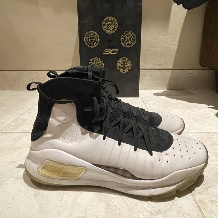 UNDER ARMOUR CURRY 4 BLACK AND WHITE