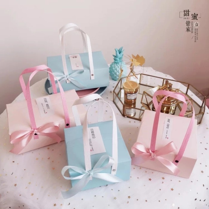 

BRG BARU Gift Box Dengan Gagang/Kotak Hamper/Dus Kue