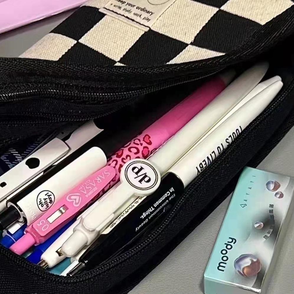 

sr-32 Tas pensil kotak-kotak hitam dan putih kapasitas besar Versi Korea gaya ins nilai tinggi kotak hitam dan putih sederhana tahan kotor tas alat tulis tas kosmetik tas pensil Murah