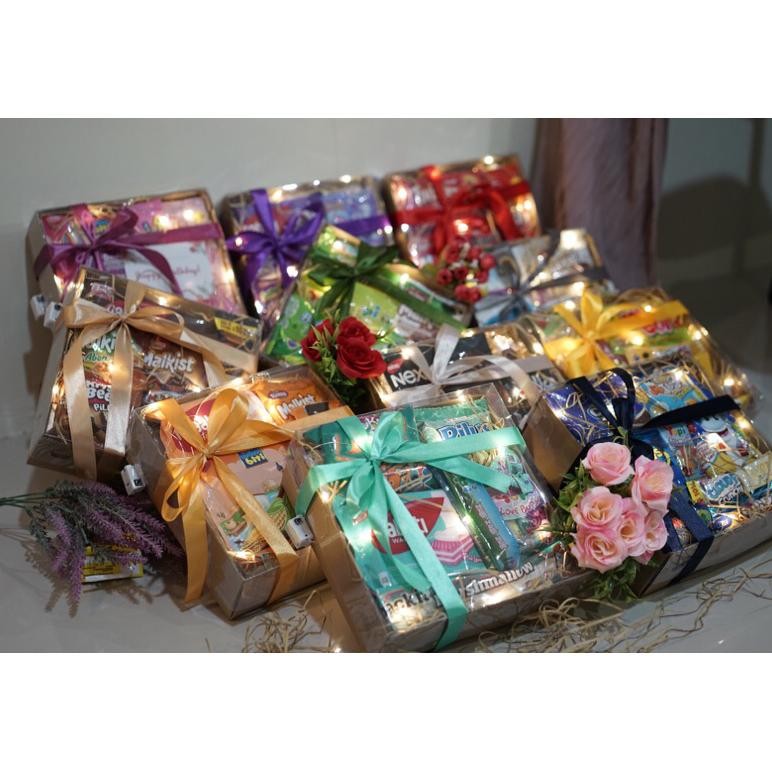

BISA COD Snack Gift Box/ Hampers Snack/ Snack Gift/ Hamper Snack/ Kado Wisuda/ Kado Kelulusan/ Hadiah Lulus/ Hadiah Lomba 17 Agustus/ Hadiah Kelulusan / Kado Sempro / Kado Sidang / Hadiah Wisuda / Kado Lebaran/ Hampers Lebaran/ Kado Ulang Tahun Murah