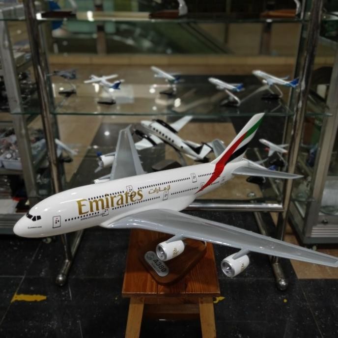 Miniatur Replika Pesawat EMIRATES A380 (70cm)