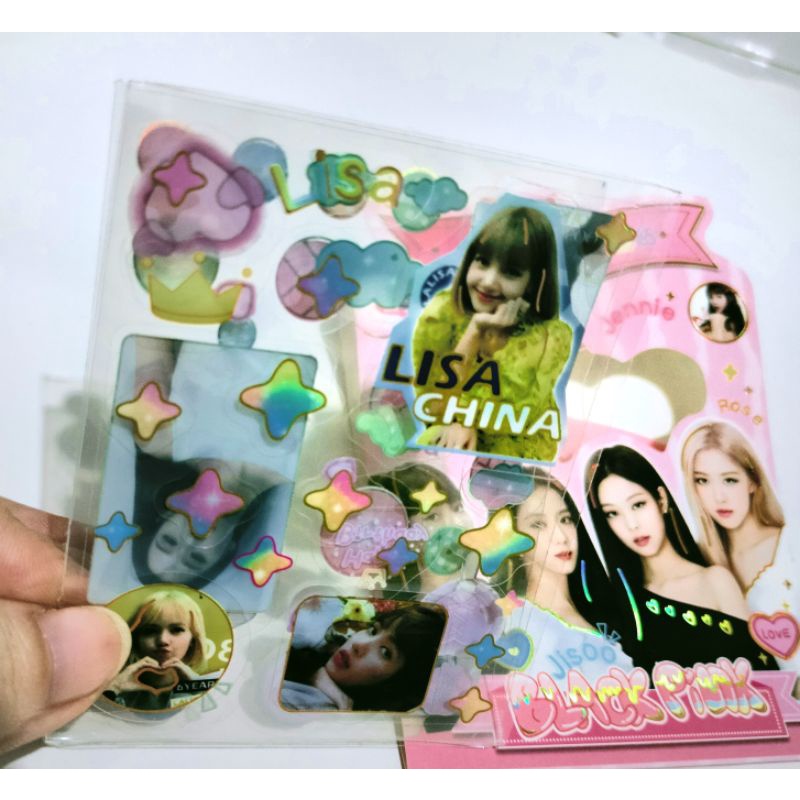 

Stiker Bening Black Pink Stiker Lengkap 1 Set Lengkap Lisa ,Jisoo ,rose ,Jenny ada Alat