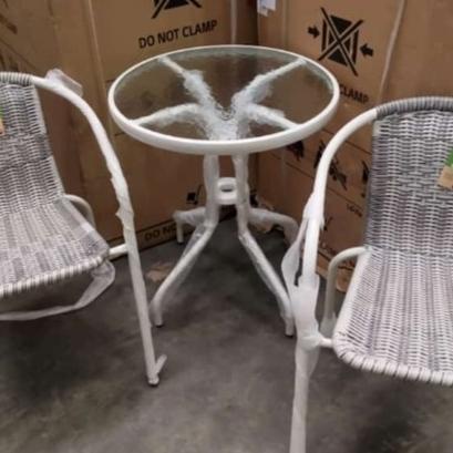 INFORMA - Colorado Set Meja Kaca & Kursi Teras Rotan Sintesis - PUTIH