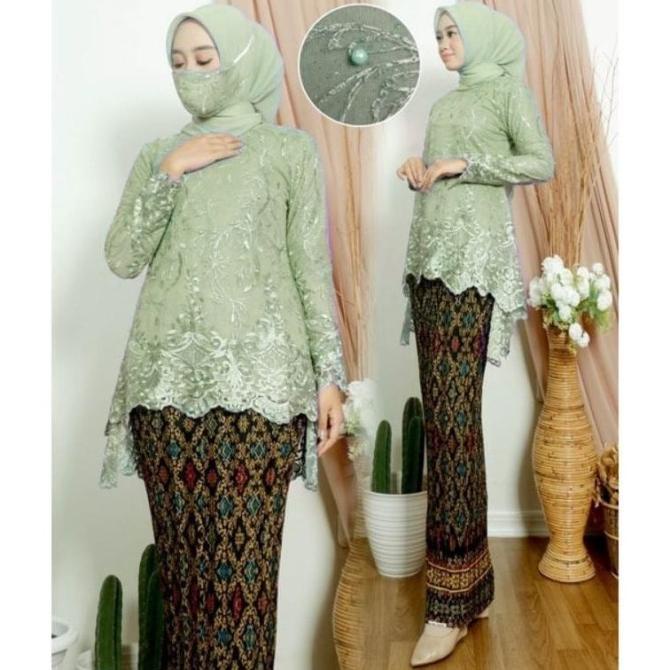 Setelan Kebaya Modern Tulle Rinjani Azkia Sage Green Rok Plisket Batik