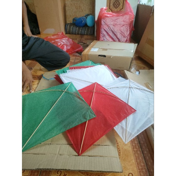 

layangan standard polos kertas minyak...kretek 1 paket isi 50 pics...