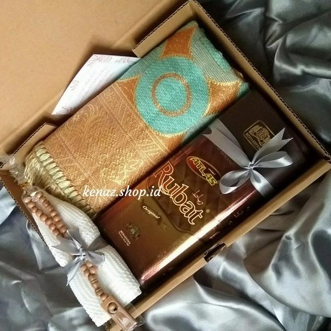 

Paket Kado Cowok Sarung Sajadah Hampers Perlengkapan Sholat Laki-Laki