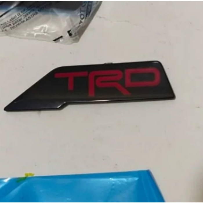 emblem trd gril fortuner vrz garansi sparepart