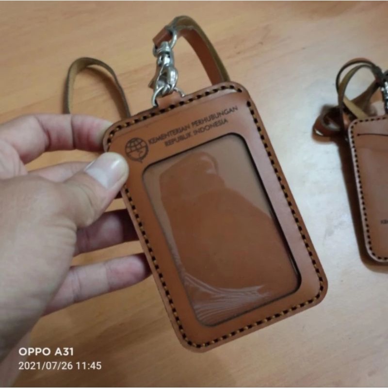 

HOLDER KALUNG ID CARD LOGO KENMENHUB KULIT ASLI COKLAT BEST QUALITY PREMIUM