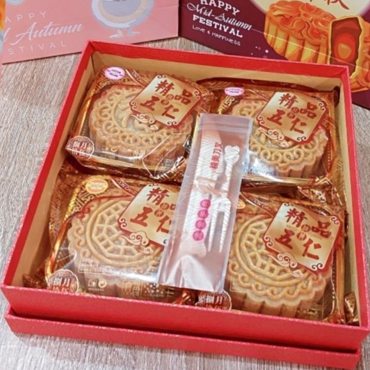 

Seller mooncake/kue bulan /thiong ciu pia.125gram isi 4 Ready Stock