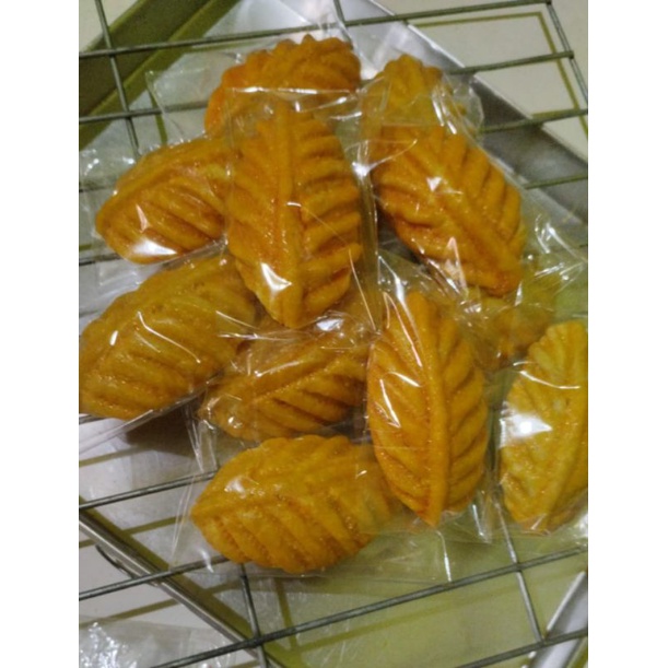 

Nastar Daun jumbo isi 10 pcs Selle nanas asli