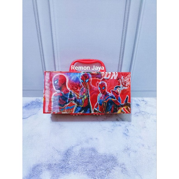 

Kotak Pensil 3D / Tempat Pensil 3 Tingkat / Tempat Pensil Kode dan Koper Motif Cowok