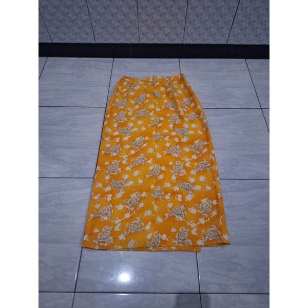 preloved rok span motif bunga bahan wolfis warna kuning