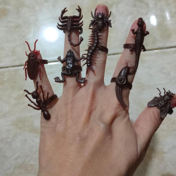 

BARANG TERBARU !!! TOY INSECT RING CINCIN SERANGGA MAINAN HOROR AKSESORIS HALLOWEEN - TERLARIS