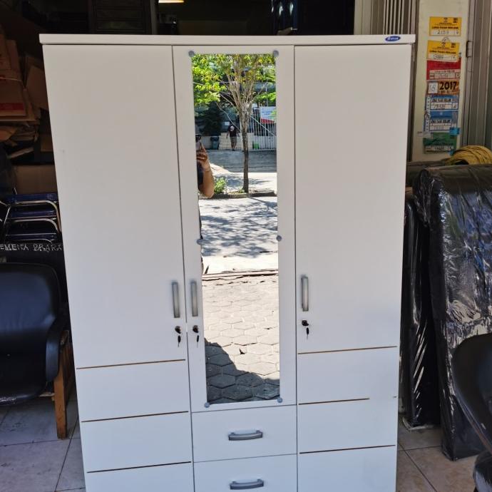 

.........] lemari 3 pintu berlaci dan banyak rak