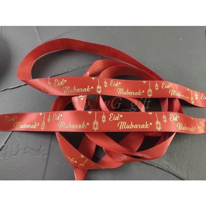 

Pita Idul Fitri -Satin Emboss Emas ;Lebar 1.5 cm ; Merah Bata