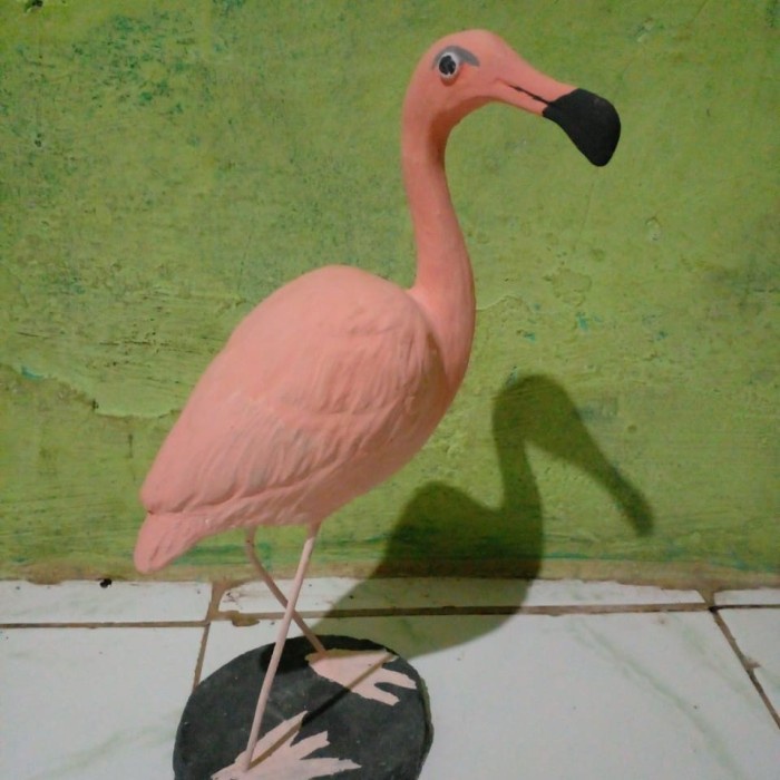 patung burung bangau taman flamingo pink