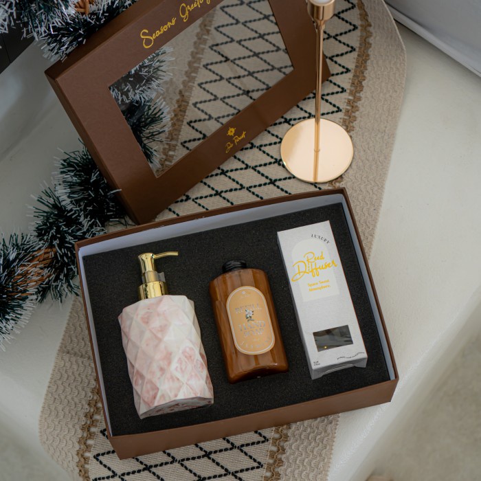 

DISKON MURAH THE HOLLY - Hampers Natal Christmas Gift Kado Parsel Reed Diffuser BERRY30.JAYA