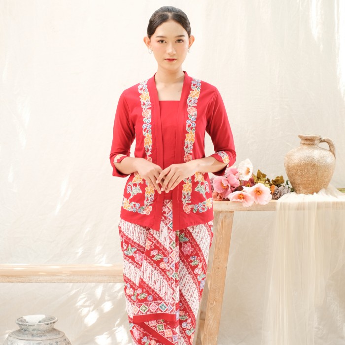 BAJU KEBAYA ENCIM PEKALONGAN LENGAN PANJANG MERADELIMA KATUN MERAH