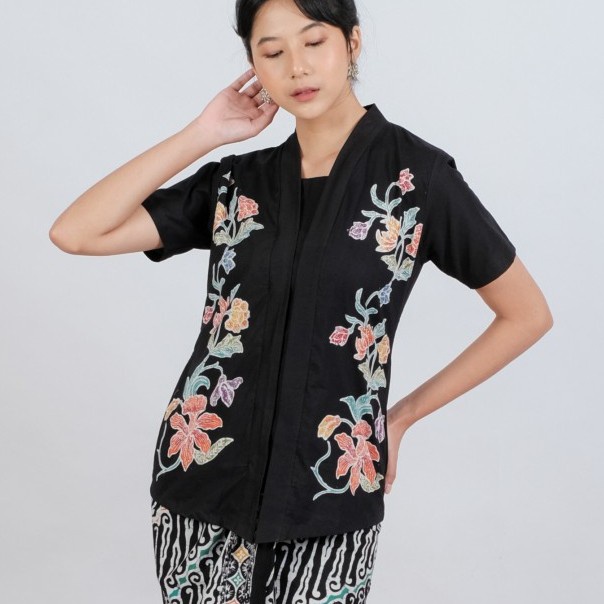 KEBAYA BATIK ENCIM MALIA LENGAN PENDEK MERADELIMA KATUN HITAM