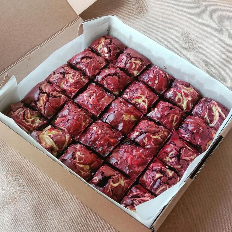 

Sale Hampers Natal | Red Velvet | Amiina Fudgy Brownis Shiny Crust | Brownis Sekat | Kado Spesial | Hampers Natal | Valentine | Hampers Brownis Cod