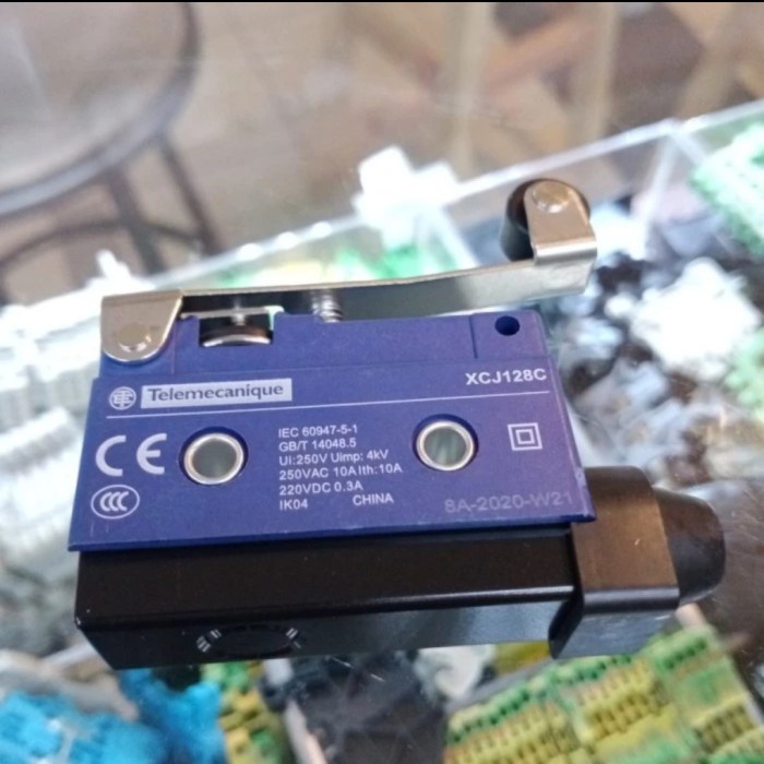 ✅Original Schneider Limit Switch Xcj-128C Terbaru