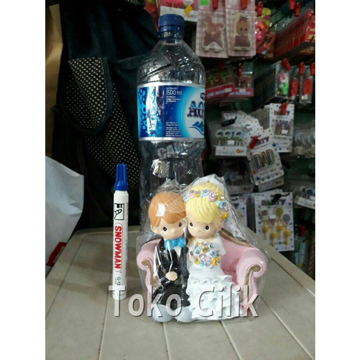 patung/precious moment/duduk/sofa/couple/pasang/pengantin/tunangan/kue