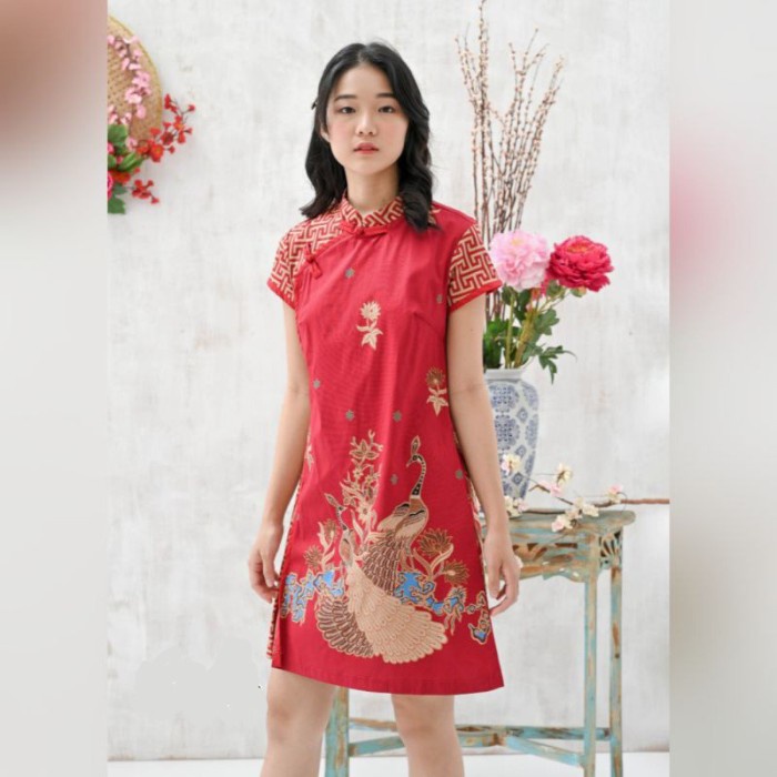 Dress Cheongsam Wanita Slit Peacock Rouge Baju Imlek Fashion Kmc
