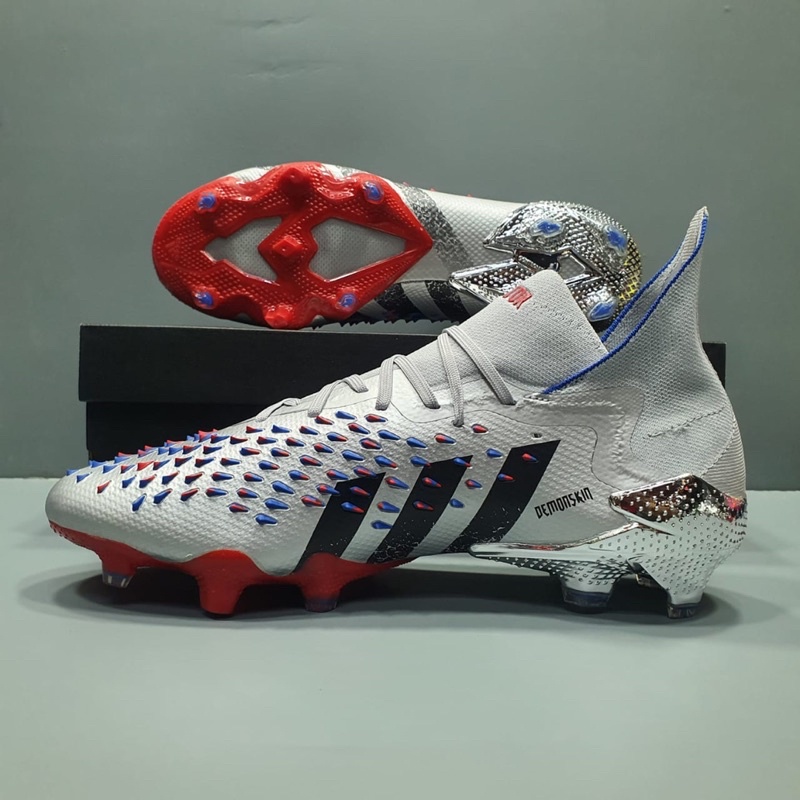 [SPORTY COLLECTION] Sepatu Bola Adidas Predator Freak .1 Showpiece Silver