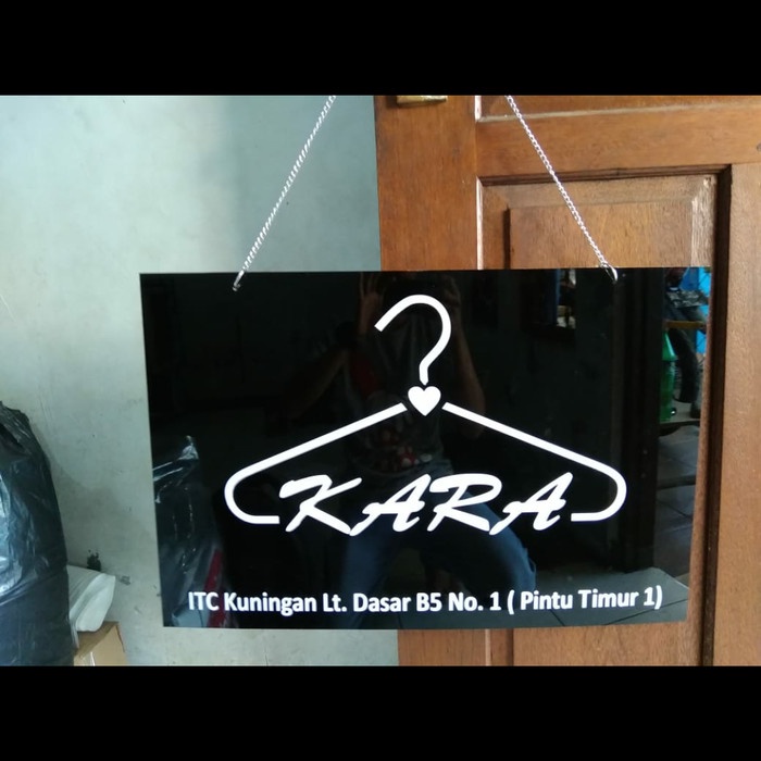 

papan nama toko acrylic ukuran 40 x 50