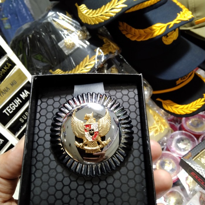 

tanda jabatan camat baru Garuda kuning