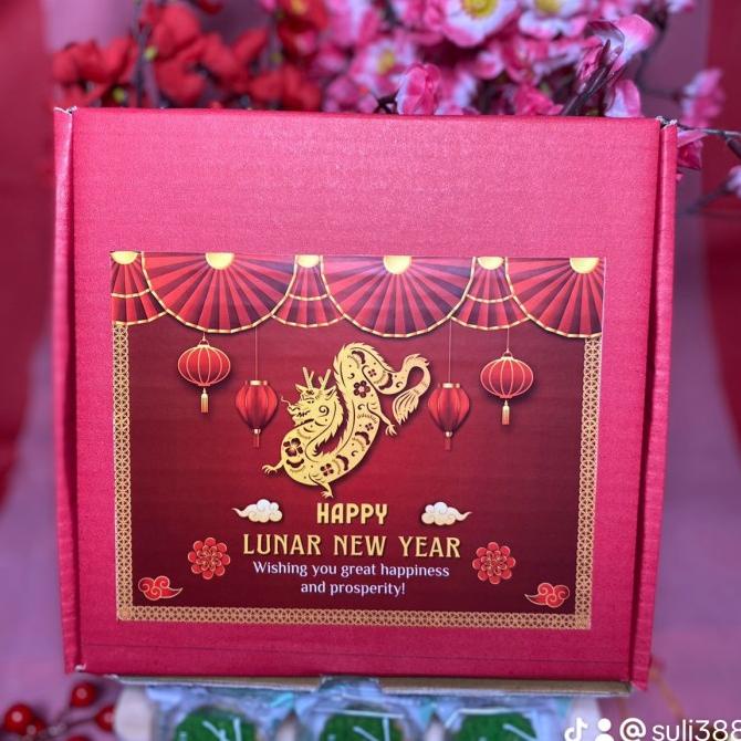 

Sale Now Hampers Nastar Taiwan Wisman Chinese New Year / Edisi Imlek (Isi 12) Pengiriman Cepat