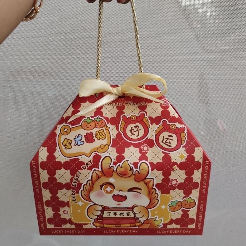 

TRY Paperbag Box Imlek 2 jar 750ml 800ml Box Imlek 4 toples 250gr bulat Paperbag Imlek Kue Keranjang Paperbag Imlek Dodol Cina box imlek dodol cina box imlek kue keranjang box imlek kuker box imlek cookies box souvenir imlek box hamper imlek TERLARIS