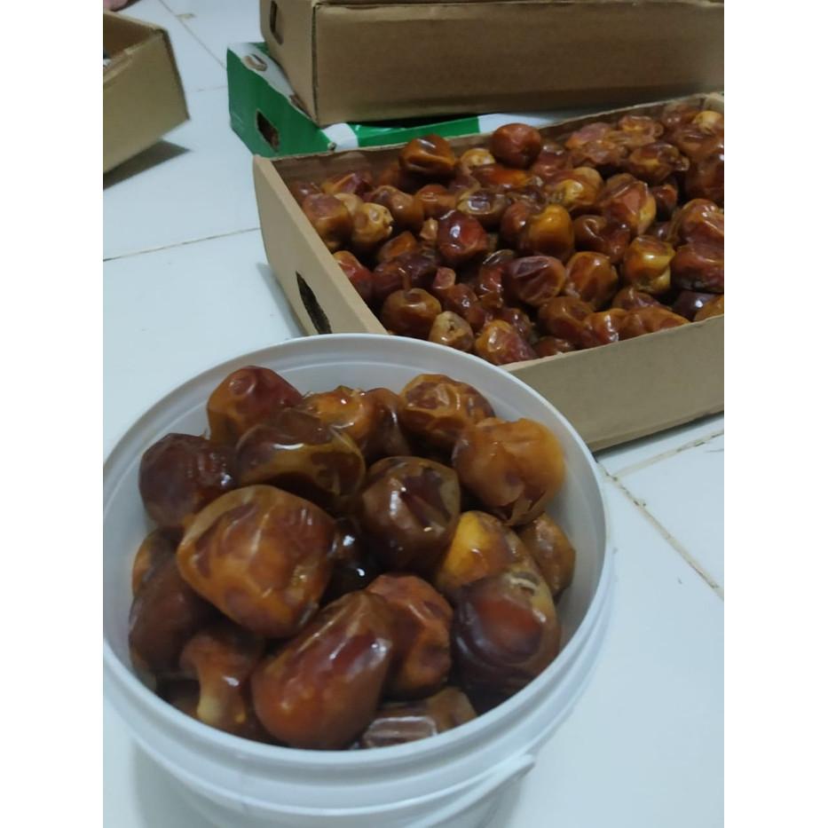 

Kurma - Kurma Sukari Kemasan Ember 850 Gram Sukari Basah Empuk