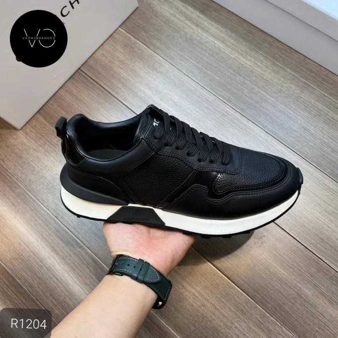 Sepatu Sneakers Pria Kulit Hitam Polos Branded Vip / Sneakers Import Useesingle
