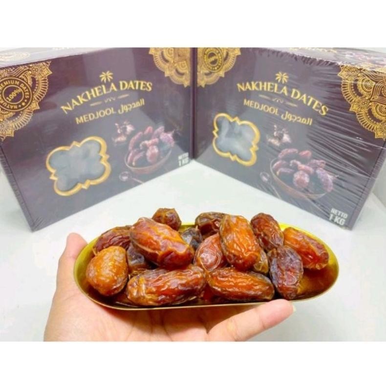 

Tersedia Promo!! 1 Kg Kurma Medjool/Madjol Packing Exclusive Nakhela Dates