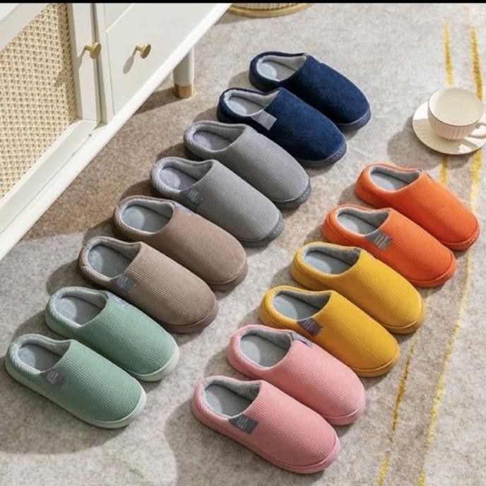 Sandal Rumah Wanita Pria Sandal Bulu Indoor Kamar Tidur Empuk Slippers