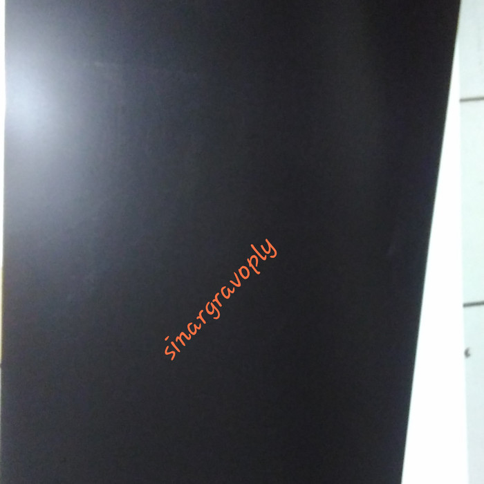 

BARANG TERLARIS gravoply hitam teks putih bahan gravir nametag 120x60cm tebal 1.5ml