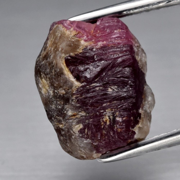 :=:=:=:=] Rough Ruby Purple Red Unheated Natural Madagascar 7.47 ct URR00101 GLC