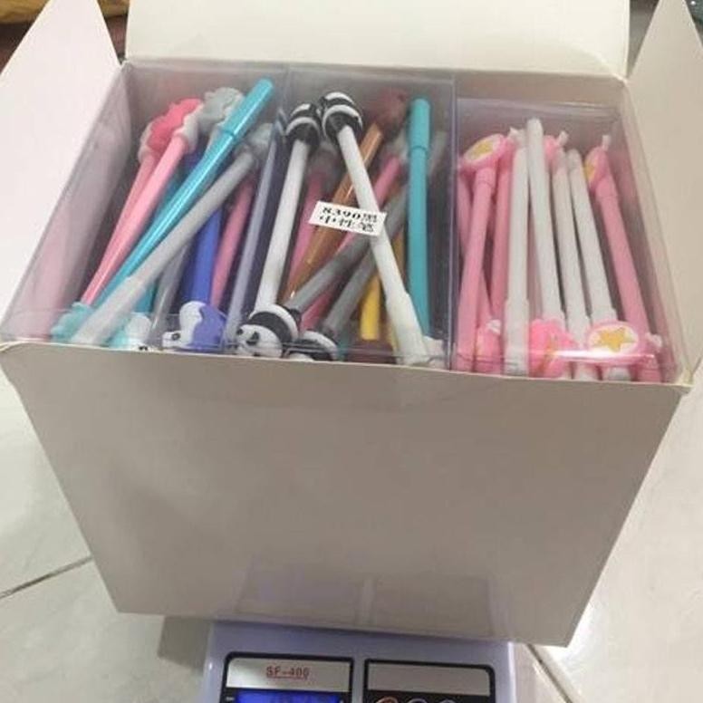

Sedang Promooo !!! Pulpen 12 Lusin / 144 Pcs Hemat(Bisa Pilih Model/ Lusin !!!!) Alat Tulis Kantor Pen Gel Karakter